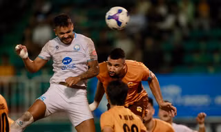 Đua vô địch V.League: CLB Hà Nội, Nam Định tung cờ trắng?