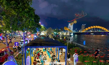 Người dân, du khách háo hức chờ pháo hoa giao thừa Đà Nẵng