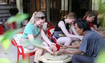 Khách Tây 'vào vai' nghệ nhân làm gốm 