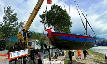 Ngư dân Đà Nẵng tất bật thuê xe cẩu tàu thuyền 'chạy bão'