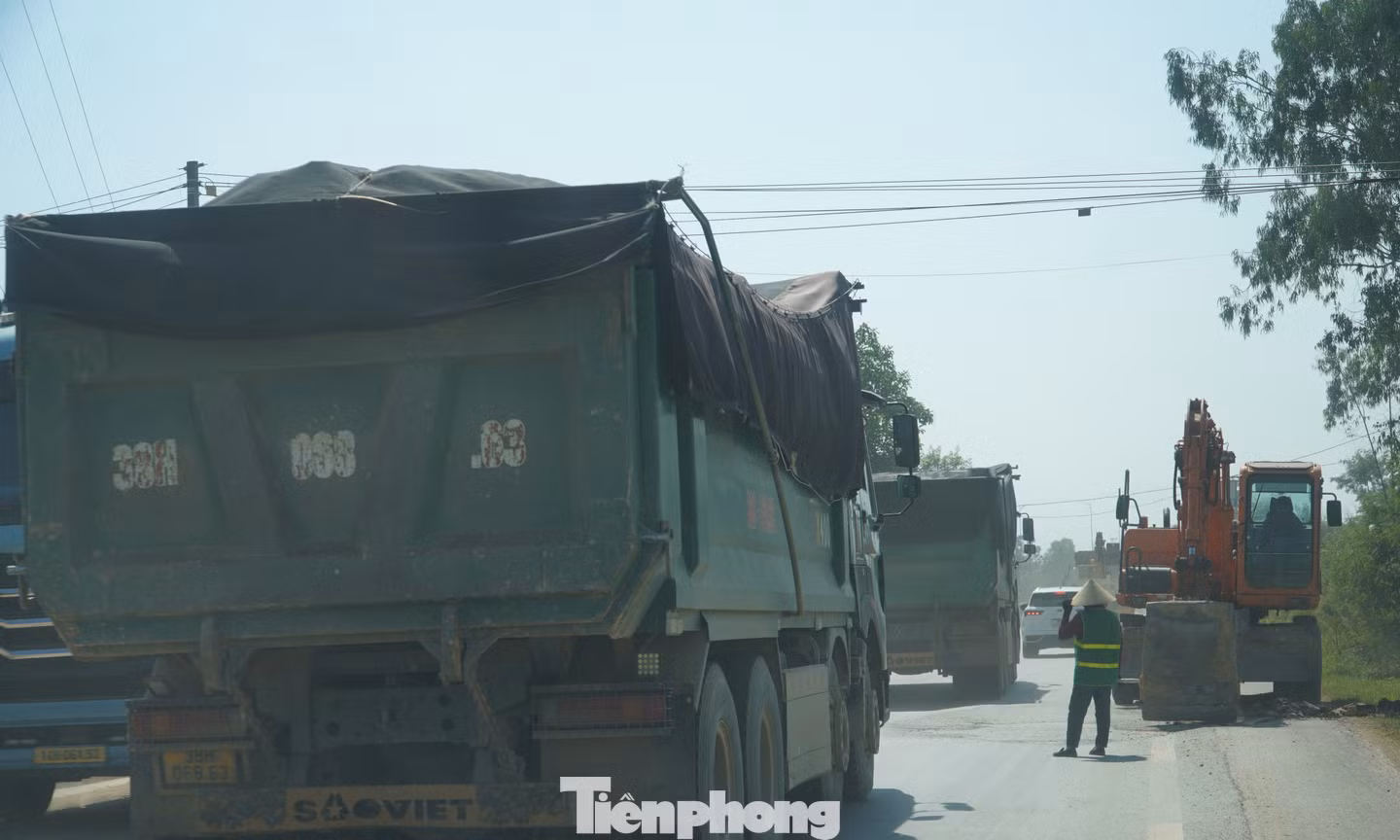 Tuyến đường oằn mình gánh hàng trăm lượt xe tải mỗi ngày