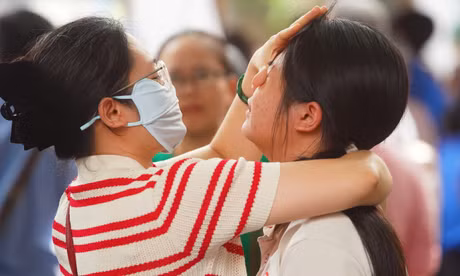 Thí sinh ‘bật khóc’ vì đề Toán lớp 10 Hà Nội khó hơn năm ngoái