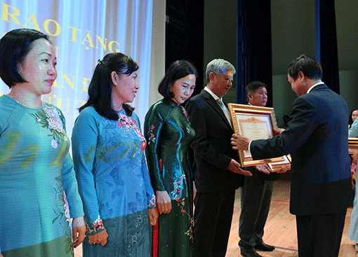 Bác sỹ Nguyễn Thành Danh nhận Bằng khen của Thủ tướng Chính phủ vì đã có thành tích trong phòng, chống dịch bệnh Covid-19. Bác sỹ Nguyễn Thành Danh nhận Bằng khen của Thủ tướng Chính phủ vì đã có thành tích trong phòng, chống dịch bệnh Covid-19.