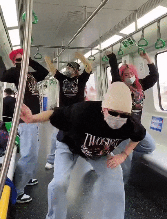 Nhóm thanh niên gây tranh cãi khi nhảy trên tàu Cát Linh - Hà Đông. Ảnh cắt từ clip. Nhóm thanh niên gây tranh cãi khi nhảy trên tàu Cát Linh - Hà Đông. Ảnh cắt từ clip.