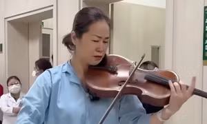 Hàng triệu người xem nữ bệnh nhân chơi đàn ở Bệnh viện Bạch Mai
