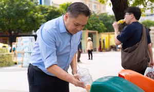 Giám đốc Sở Du lịch TPHCM gom rác, kiểm tra sân khấu trước giờ khai mạc Lễ hội Áo dài 