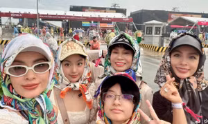 Ba thế hệ trong gia đình Thúy Hằng, Thúy Hạnh đội mưa xem concert G-Dragon 