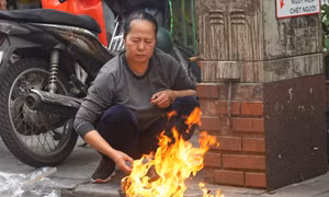 Phố cổ Hà Nội nghi ngút khói, người dân đốt vàng mã ngoài đường 