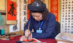 Người phụ nữ duy nhất viết thư pháp ở Hội chữ xuân 