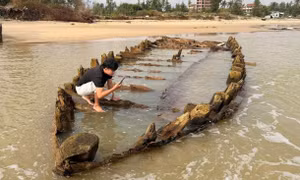 Chỉ đạo mới về khai quật tàu cổ trồi lên ở biển Hội An