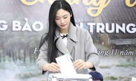 Á hậu Vân Nhi và các người đẹp quyên góp ủng hộ đồng bào vùng lũ