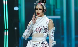 Nhào lộn 7 vòng diễn trang phục dân tộc