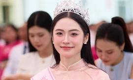 Á hậu Vân Nhi mặc áo dài về trường cấp 3 dự lễ khai giảng