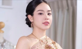 Thanh Thủy trình diễn trang phục truyền thống Thái Lan