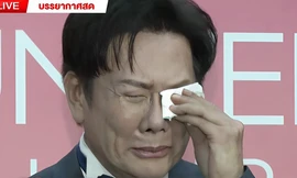 Ông Nawat khóc nức nở 