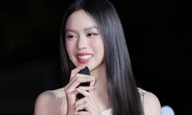 Thanh Thủy hát khi đi từ thiện ở Singapore