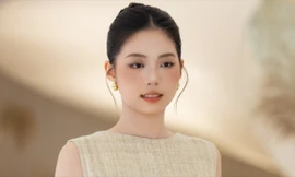 Á hậu Châu Anh chơi đàn piano mở màn show diễn