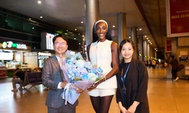 Á hậu Hoàn vũ từ bỏ danh hiệu đến Việt Nam 