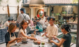 Bạn trẻ trải nghiệm làm gốm, mộc... tại quán cà phê
