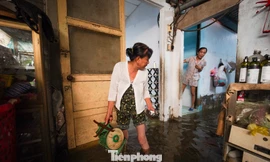 TPHCM: Cuộc sống người dân Thanh Đa đảo lộn vì mưa lớn và triều cường