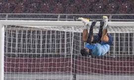 Thủ môn Nepal có bài khởi động... không giống ai