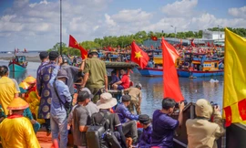 Xem ngư dân Cần Giờ giải cứu thuyền nghinh Ông mắc cạn