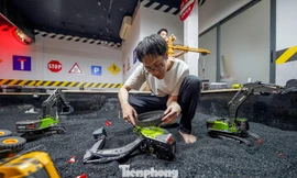 Giới trẻ TPHCM mê mẩn quán cà phê 'lái xe địa hình'