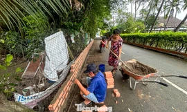 Triều cường dâng liên tiếp, dân ven sông Sài Gòn xây tường chống ngập