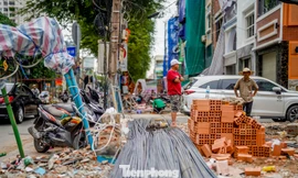 Người dân tháo dỡ nhà cửa, giao mặt bằng thi công cầu Nguyễn Khoái