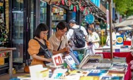 Giới trẻ TP HCM dạo phố sách, chụp hình check-in ngày đầu năm