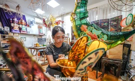 Nhóm bạn trẻ đam mê phục dựng đèn Trung thu cổ