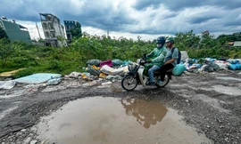 TPHCM: Đường ngập rác, chằng chịt 'ổ gà, ổ voi' 