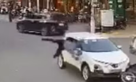 TP NOW: Va chạm giao thông, lái xe văng cao 2 mét thoát nạn trong tích tắc