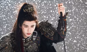 Nhiều sao nam trang điểm khi đóng vai tướng quân, cớ sao Trương Lăng Hách bị soi?