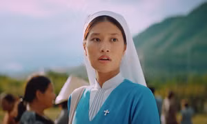 Hiếm thấy nàng hậu Việt nào chịu chơi cỡ này: Để mặt mộc hoàn toàn trên phim