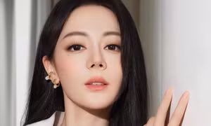 Vì sao dân mạng lại vui mừng ra mặt trước bức ảnh Địch Lệ Nhiệt Ba đi ăn tối?