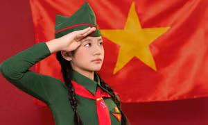 Tà áo dài xanh của cô bé 10 tuổi và câu chuyện yêu nước 