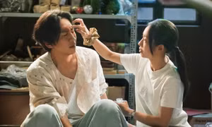 Làm thế nào “Hoàng tử châu Á” Lee Kwang Soo kết nối được với “Lọ Lem” Hoàng Hà?