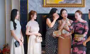Gió Ngang Khoảng Trời Xanh: Phương Oanh mặc đồ tự thiết kế, cho bạn diễn mượn túi hiệu?