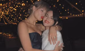 Loạt ảnh hiếm hoi ghi lại khoảnh khắc Taylor Swift dự đám cưới Selena Gomez