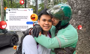 Khoảnh khắc ấm áp của Quốc Đạt và cha sau khi hoàn thành môn thi Tốt nghiệp THPT. Ảnh: Duy Lê.