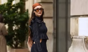 Bí quyết diện váy denim trông thời trang mà vẫn phù hợp với môi trường công sở