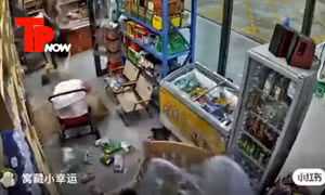 TP NOW: Kinh hoàng bão Noul cuốn phăng mọi thứ từ trong nhà ra ngoài đường ở Trung Quốc
