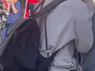 Clip: 3 người phụ nữ đu bám trên nắp ca pô ô tô đang di chuyển