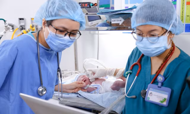 Hai bệnh viện lớn phối hợp phẫu thuật dị tật tim, giúp thai nhi 24 tuần chào đời khỏe mạnh