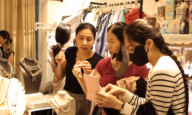 Phiên chợ 'local brands' giữa trung tâm TP. HCM thu hút giới trẻ 