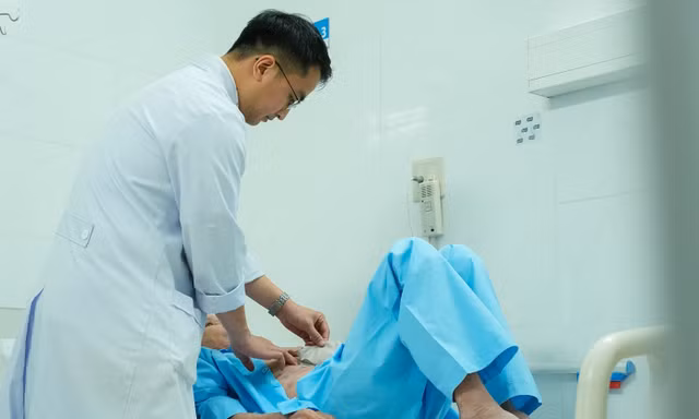 Thủng dạ dày, nguy kịch tính mạng vì tự điều trị đau bụng tại nhà