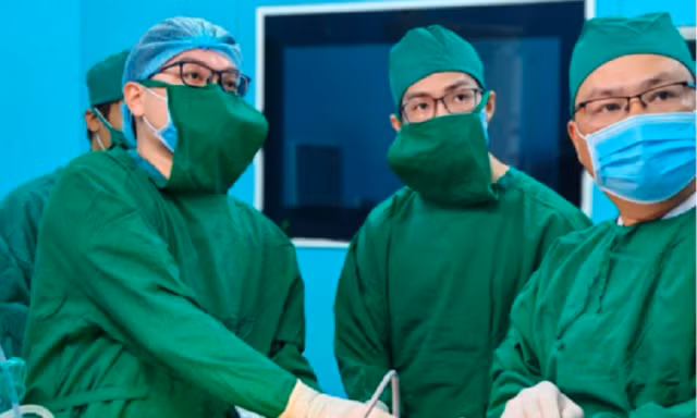 Bỏ điều trị, nam sinh sống ngoài đảo suýt mất mạng vì thủng dạ dày