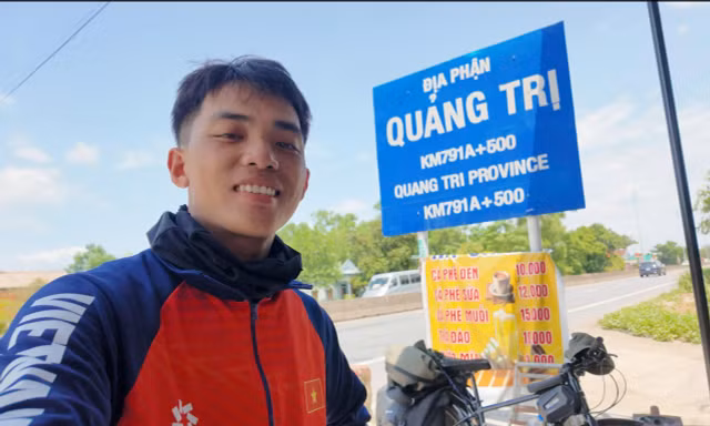 ‘Hành trình biết ơn’ của chàng trai TP. HCM đạp xe xuyên Việt để vượt ra vùng an toàn