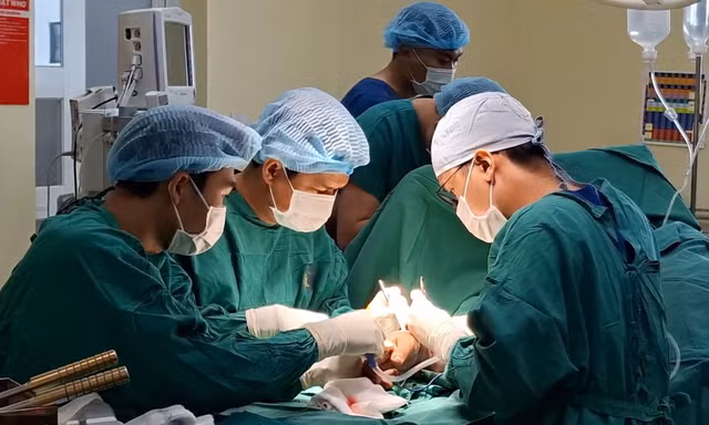 Tai nạn lao động, nam công nhân bị máy cuốn lìa cẳng tay